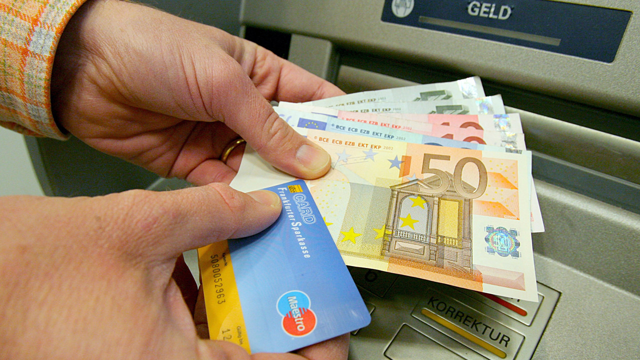 Geld wird am Automaten abgehoben