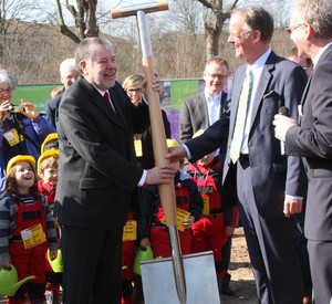 Ministerpräsident Kurt Beck und Hans-Dieter Schlimmer, Oberbürgermeister von Landau und Aufsichtsratsvorsitzender der Landesgartenschau Landau, beim Spatenstich; Bild: LaGa/Timo Deible
