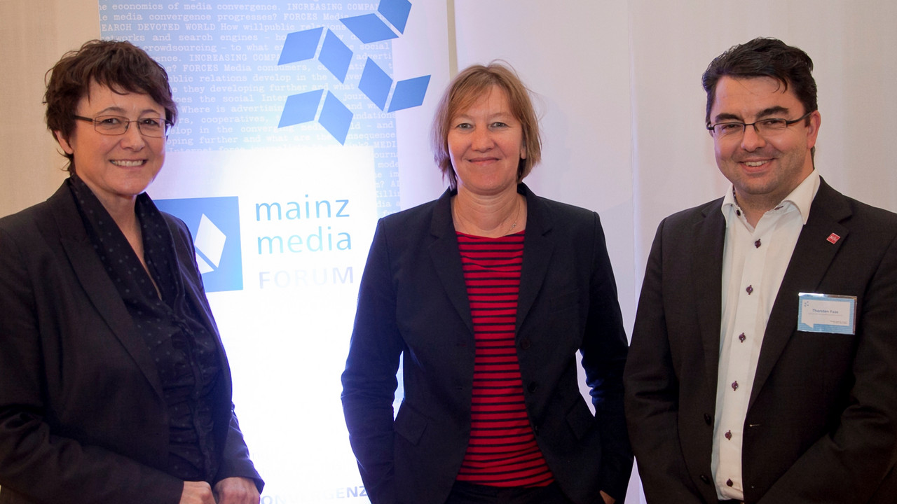 Die stellvertretende Chefin der Staatskanzlei, Inge Degen (links), begrüßt Professor Birgit Stark und Professor Thorsten Faas von der Universität Mainz; Bild: Pipprich