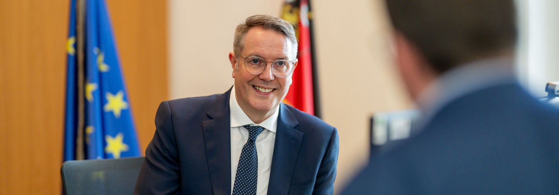 Ministerpräsident Alexander Schweitzer im Gespräch.