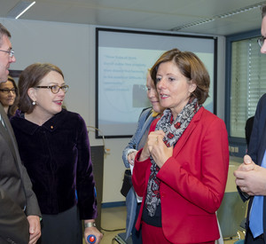 Ministerpräsidentin Malu Dreyer im Gespräch mit (v.l.) Universitätspräsident Prof Michael Jäckel, der wissenschaftlichen Leiterin des Trier Center for Digital Humanities, Prof. Claudine Moulin und Prof. Benjamin Raue (Rechtswissenschaft).       