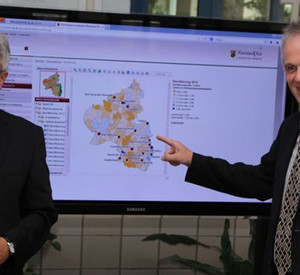 Lewentz und Berres stellen neue Geofunktion vor. Bild: isim