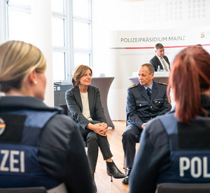 Ministerpräsidentin Malu Dreyer im Gespräch mit Polizisten.