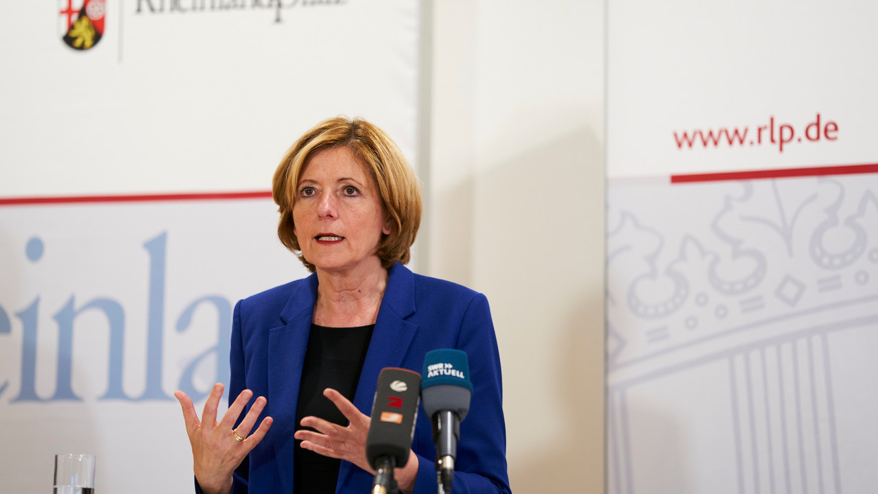 Ministerpräsidentin Malu Dreyer während einer Pressekonferenz im Anschluss an das Treffen der Länder mit der Bundeskanzlerin