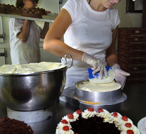 Angehende Konditorin bei der Ausbildung; Bild: dpa