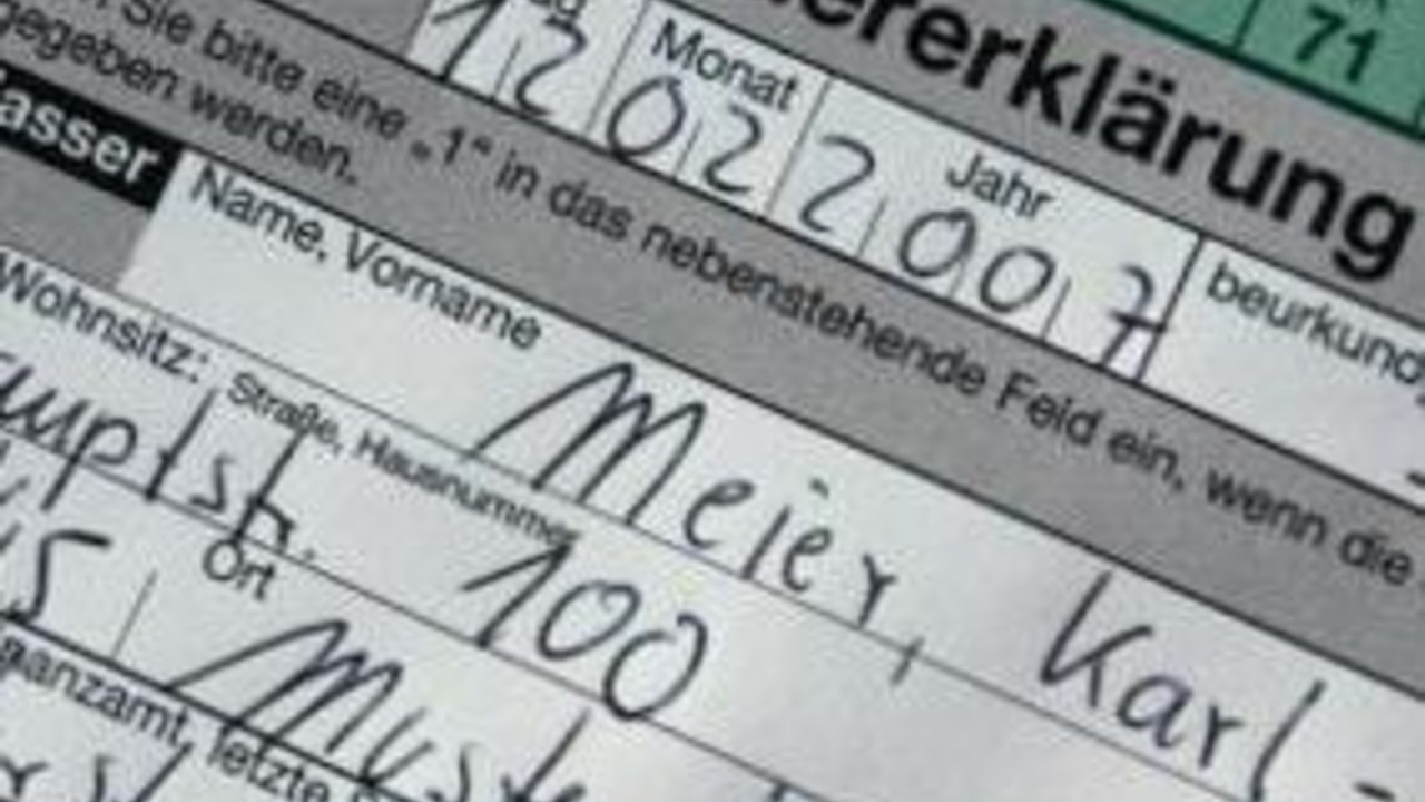 Erbschaftssteuererklärung wird ausgefüllt; Bild: dpa
