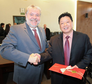 Ministerpräsident Beck besuchte die Universität für internationale Volkswirtschaftslehre in Peking; Bild: Piel, stk