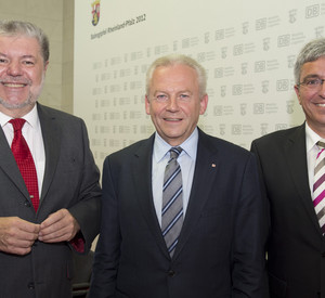 Ministerpräsident Kurt Beck, DB-Vorstandsvorsitzender Dr. Rüdiger Grube und Infrastrukturminister Roger Lewentz nach dem Bahngipfel; Bild: Peter Pullkowski / © Staatskanzlei