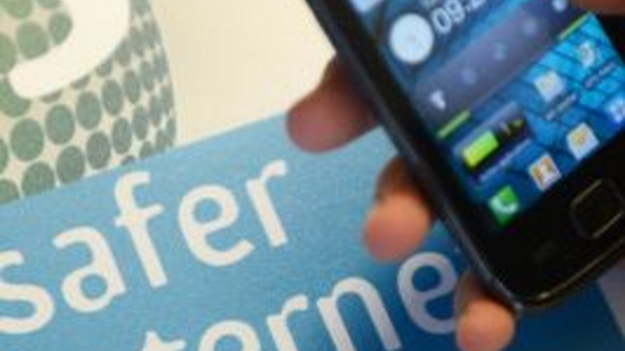In Rheinland-Pfalz schließen am „Safer Internet Day“ traditionsgemäß Schülerinnen und Schüler ihre im Herbst begonnene ‚Medienscout‘-Ausbildung ab; Bild: dpa