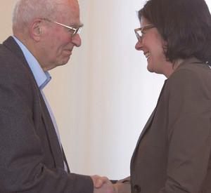 Literarische Lesung zum 30. Todestag der in Mainz geborenen Schriftstellerin Schriftstellerin Anna Seghers. Ministerpräsidentin Malu Dreyer begrüßt den Sohn von Anna Seghers, Dr. Dr. h.c. Pierre Radvanyi.