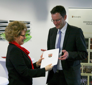 Die Präsidentin der Aufsichts- und Dienstleistungsdirektion (ADD), Dagmar Barzen, überreicht die Stiftungsurkunde an den neuen Stiftungsvorsitzenden Michael Ebling; Bild: ISIM