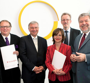 Urkundenüberreichung an Joachim Hofmann-Göttig, Walter Schumacher und Monika Fuhr; Bild: Bauer