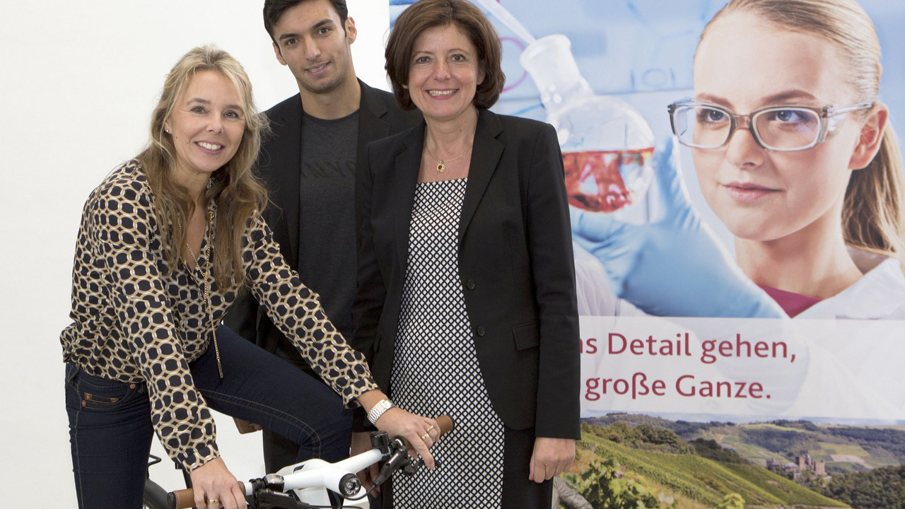 Ministerpräsidentin Malu Dreyer übergab mit dem Marketingleiter der Firma Canyon bicycles, Julian Öncü, das Rad an Gewinnerin Ilonka Happel.