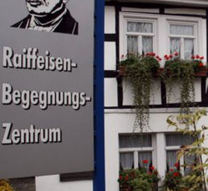 Im Raiffeisen-Begegnungszentrum in Weyerbusch kann man sich über Friedrich Wilhelm Raiffeisen, einen der Begründer der Genossenschaftsidee, informieren; Bild: dpa