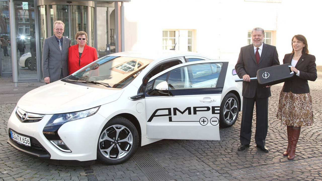 Übergabe Opel Ampera; Bild: Stefan Sämmer / © Staatskanzlei