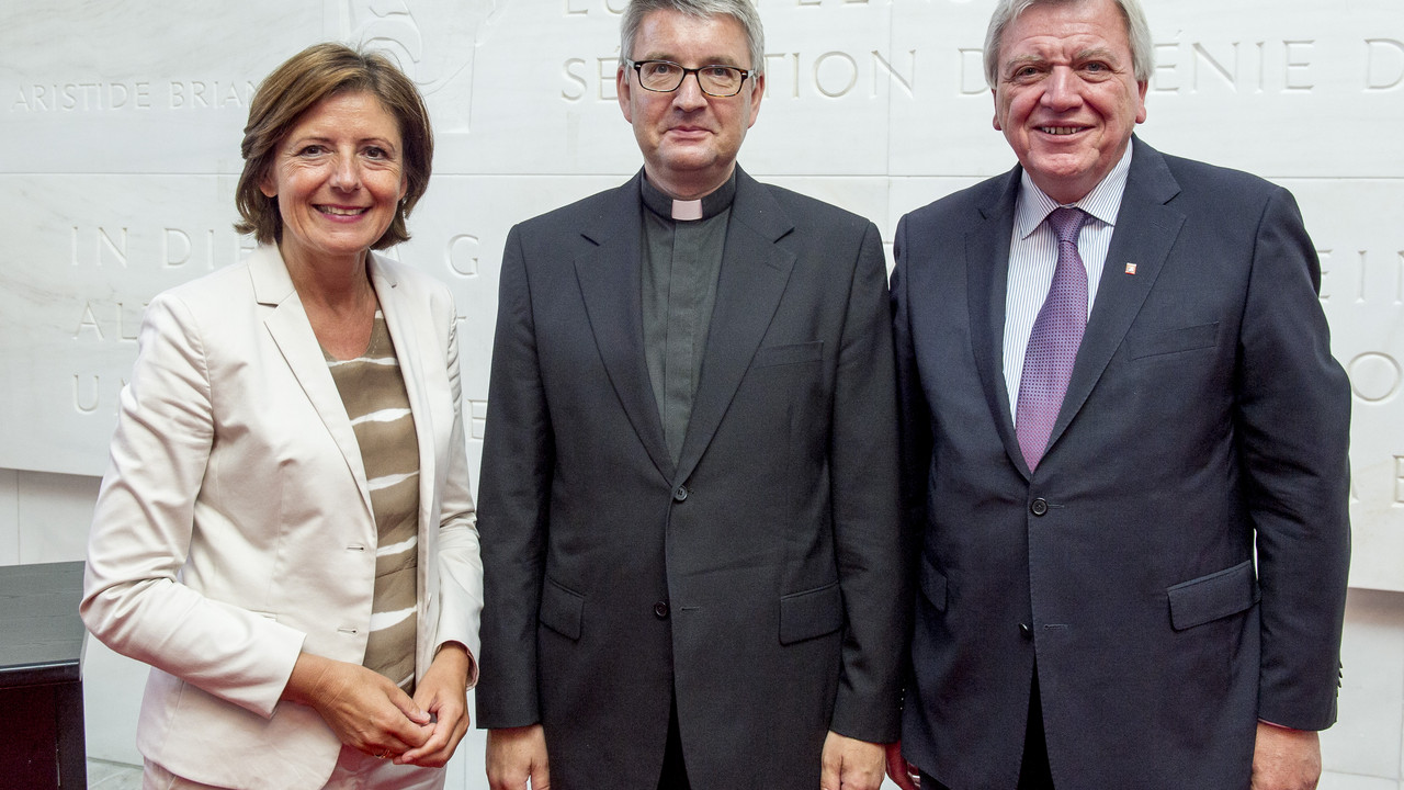 Ministerpräsidentin Malu Dreyer und Hessens Ministerpräsident Volker Bouffier mit dem künftigen Mainzer Bischof Prof. Dr. Peter Kohlgraf