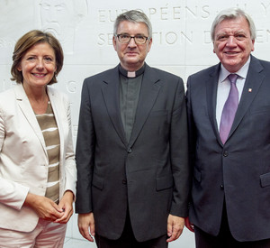 Ministerpräsidentin Malu Dreyer und Hessens Ministerpräsident Volker Bouffier mit dem künftigen Mainzer Bischof Prof. Dr. Peter Kohlgraf