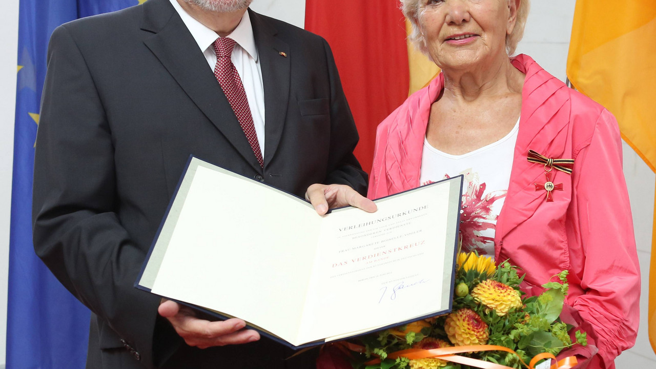 Bundesverdienstkreuz am Bande für Margarete Boiselle-Vogler; Bild: Sell