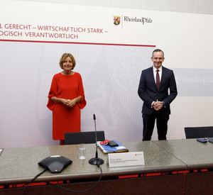 Finanzministerin Doris Ahnen, Ministerpräsidentin Malu Dreyer, der stellvertretende Ministerpräsident und Wirtschaftsminister Dr. Volker Wissing sowie Umweltministerin Ulrike Höfken bei der Pressekonferenz zum Nachtragshaushalt