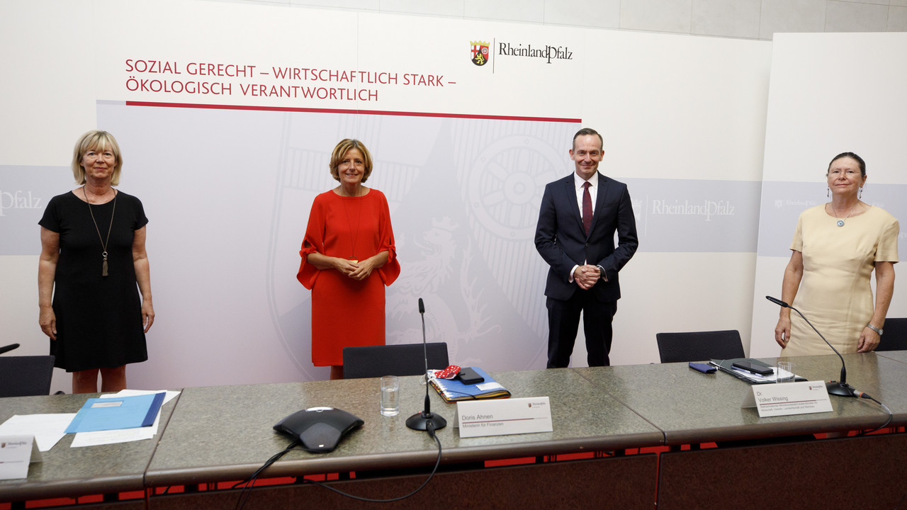 Finanzministerin Doris Ahnen, Ministerpräsidentin Malu Dreyer, der stellvertretende Ministerpräsident und Wirtschaftsminister Dr. Volker Wissing sowie Umweltministerin Ulrike Höfken bei der Pressekonferenz zum Nachtragshaushalt