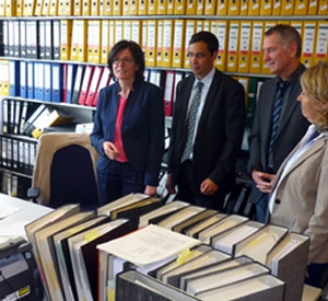 Ministerpräsidentin Malu Dreyer mit Mitarbeiterinnen und Mitarbeitern des Finantamtes Koblenz; Bild: rlp