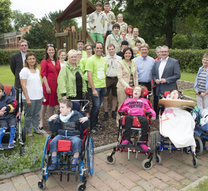 Gruppenbild mit Ministerpräsidentin Malu Dreyer in der Ingelheimer Caritaseinrichtung St. Martin; Bild: Peter Pulkowski/© Staatskanzlei