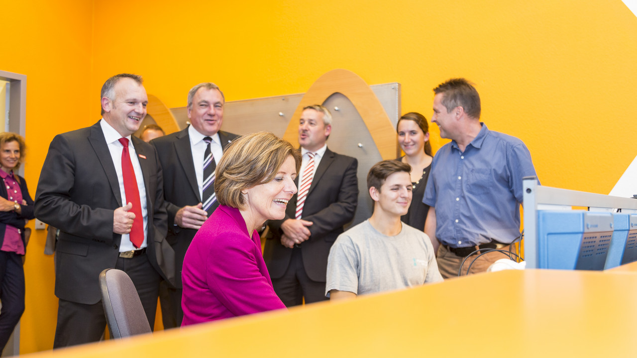 Ministerpräsidentin Malu Dreyer beim Besuch des Ausbildungszentrums der Pfalzwerke AG