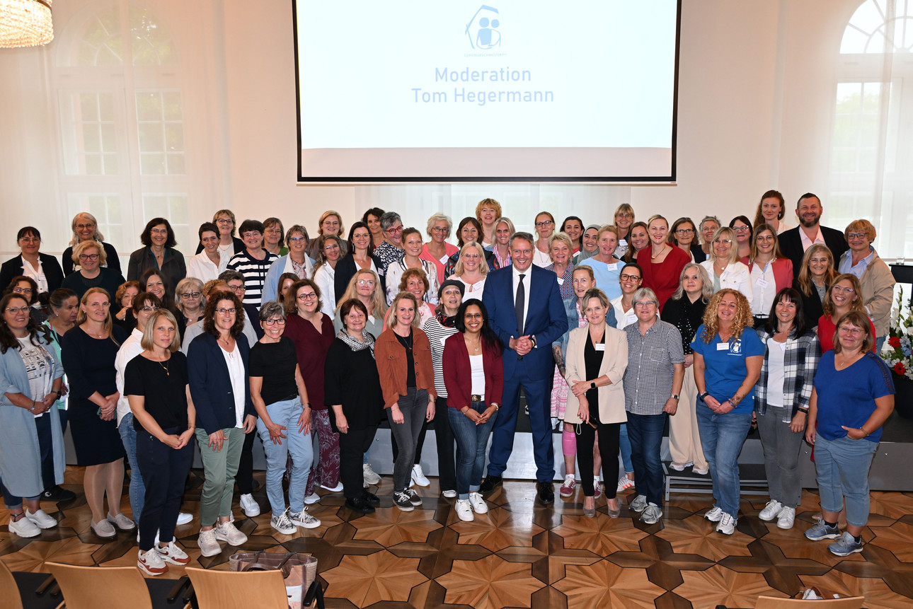 Gemeinsames Gruppenbild bei der Festveranstaltung zu 10 Jahre Gemeindeschwesterplus.