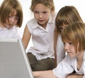 Kinder am Laptop; Bild: dpa