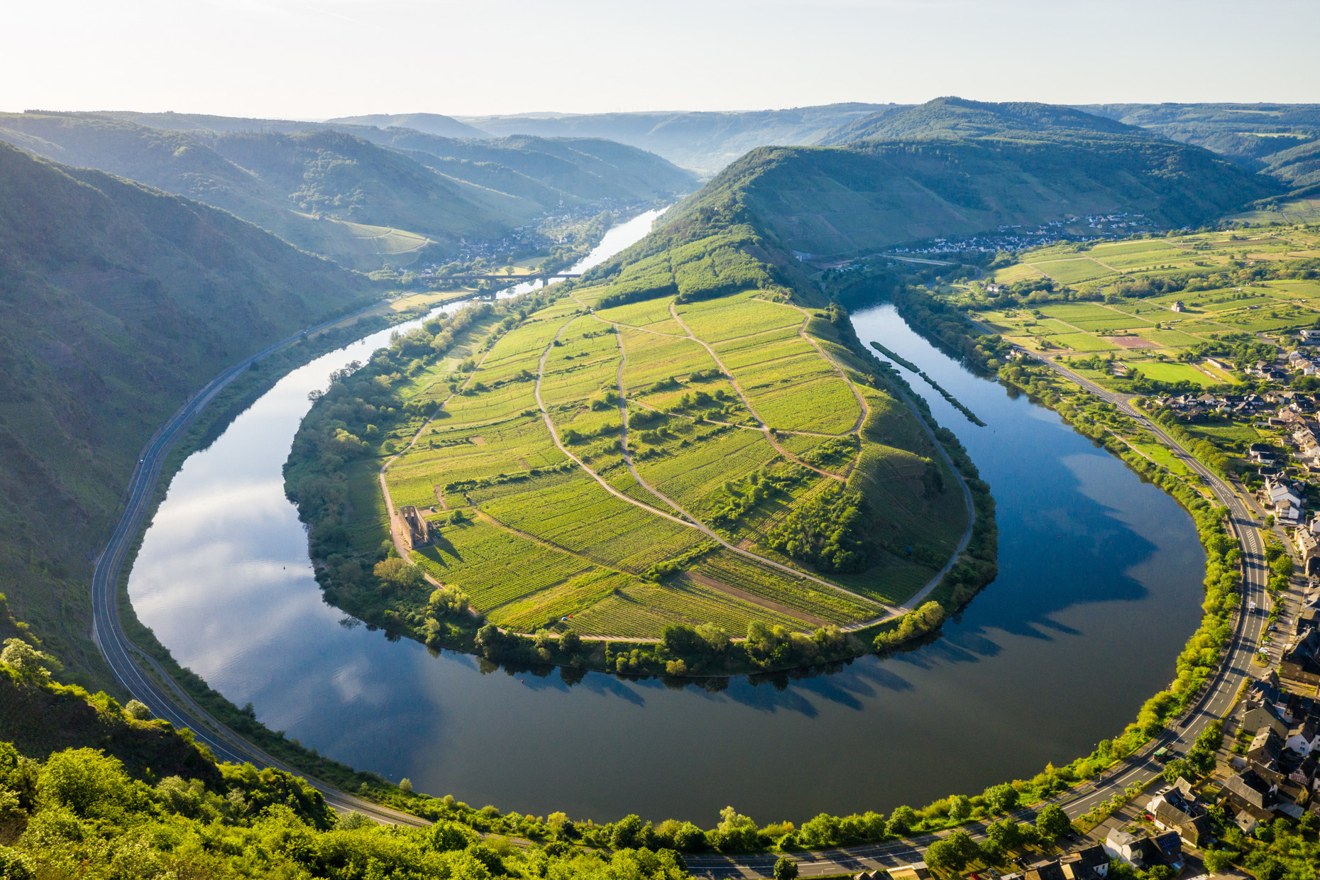 Die Ortsgemeinde Bremm liegt an einer Moselschleife und ist umgeben von den Rebhängen des Calmont, der mit 65 Grad Neigung steilsten Weinbergslage Europas.