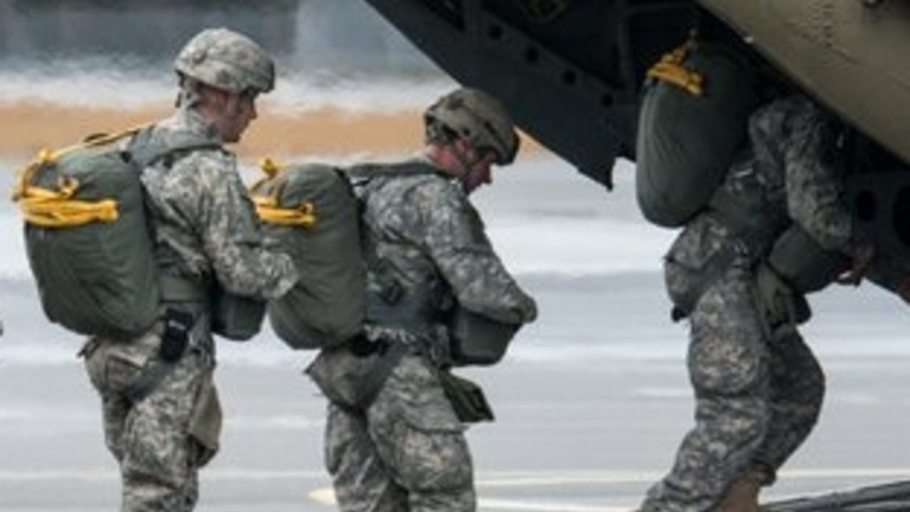 Soldaten der US-Armee steigen in einen Transporthubschrauber; Bild: dpa