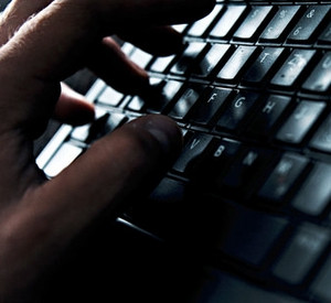 Symbolbild Cybercrime, Hand an Tastatur; Bild: dpa