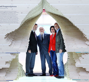 Ministerpräsidentin Malu Dreyer mit Ehemann Klaus Jensen sowie dem Präsident der Leibniz-Gemeinschaft, Karl Ulrich Mayer, und dem Direktor des Römisch-Gemanischen Zentralmuseums, Falko Daim, beim Ausstellungsbesuch; Bild: Sämmer / © Staatskanzlei