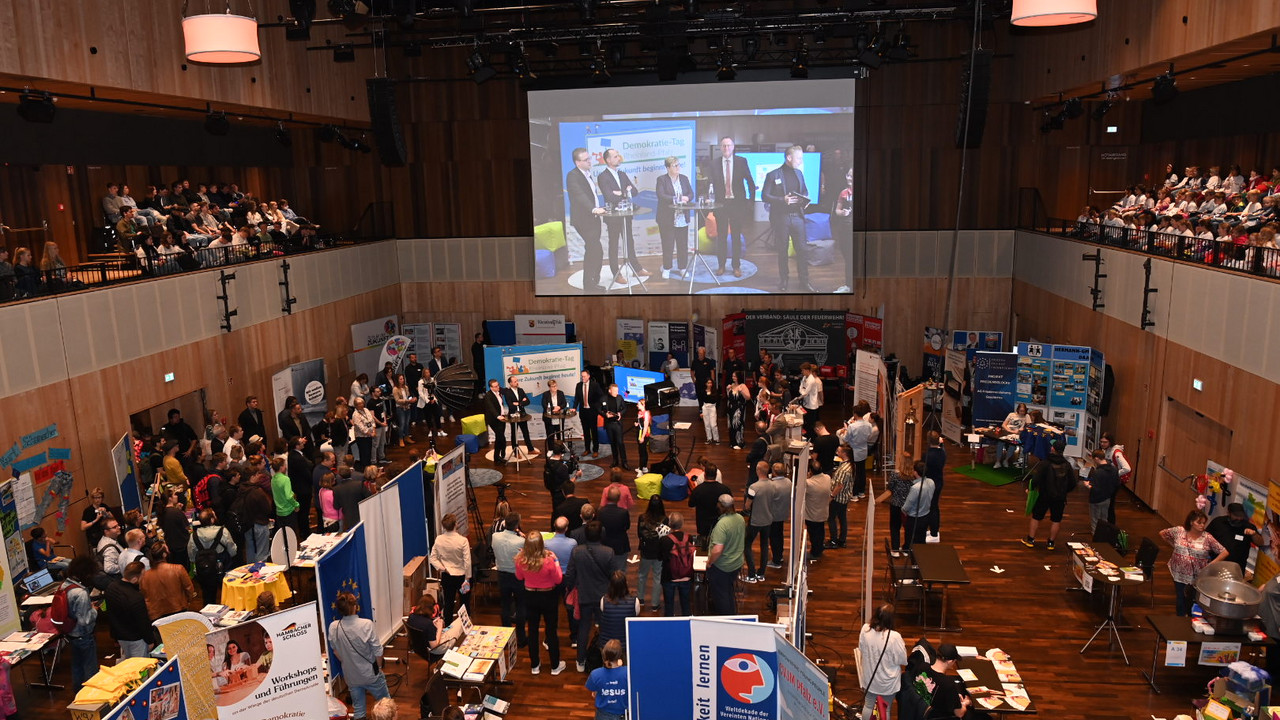 Vogelperspektive auf die Veranstaltung zum 18. Demokratietag in einer Halle in Ingelheim