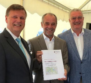 SGD Nord Präsident Dr. Ulrich Kleemann, der Oberbürgermeister von Trier und Vorsitzende der SWT Stadtwerke Trier Klaus Jessen und Wirtschaftsstaatssekretär Uwe Hüser; Bild: MWKEL