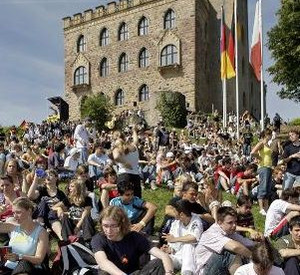 Jugendliche vor dem Hambacher Schloss: Bild: dpa-Archiv (2007)