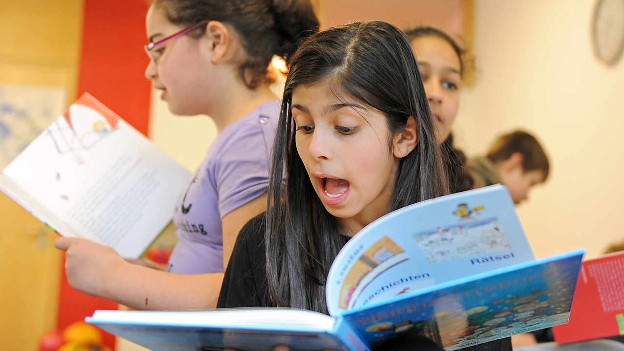 Kinder lesen; Bild: rlp-Archiv