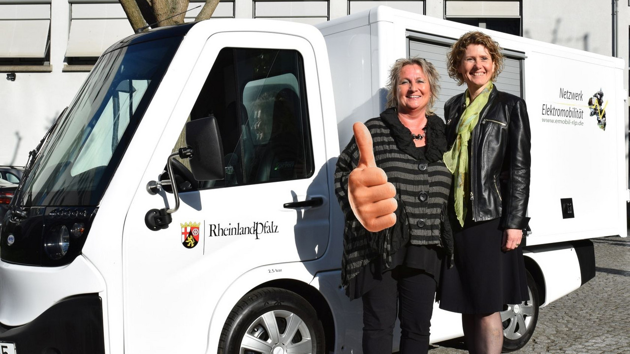Wirtschaftsministerin Eveline Lemke und Integrationsministerin Irene Alt vor dem neuen Elektro-Postbus; Bild: Wirtschaftsministerium RLP