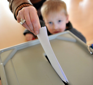 Kind an einer Wahlurne; Bild: rlp-Archiv, dpa