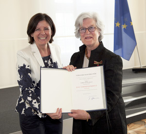 Ministerpräsidentin Malu Dreyer überreicht die Auszeichnung an Ulrike von Baumbach; Bild: Martina Pipprich