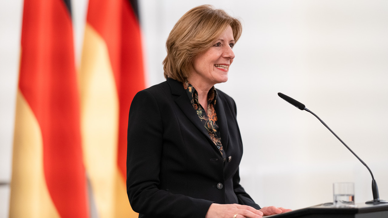 Ministerpräsidentin Malu Dreyer verleiht den Landesverdienstorden.