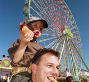 Familie auf dem Bad Dürkheimer Wurstmarkts; Bild: rlp-Archiv