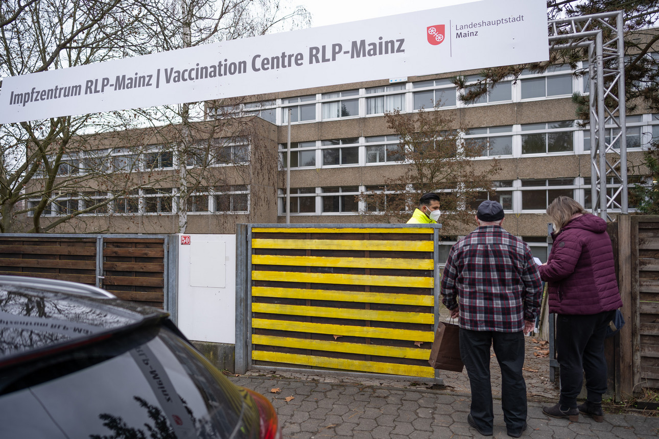 Ministerpräsidentin Malu Deyer und damaliger Oberbürgermeister Michael Ebling in einem Impfzentrum.