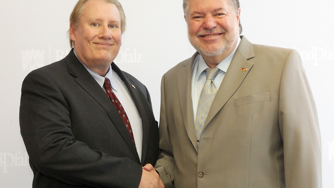 Der Generalkonsul der USA, Kevin C. Milas, und Ministerpräsident Kurt Beck; Bild: Sämmer/Staatskanzlei