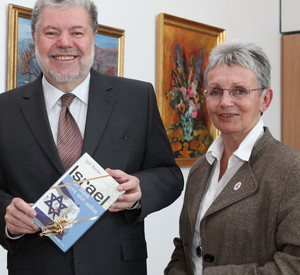 Ministerpräsident Kurt Beck mit Friedel Grützmacher in der Staatskanzlei; Bild: rlp-Archiv