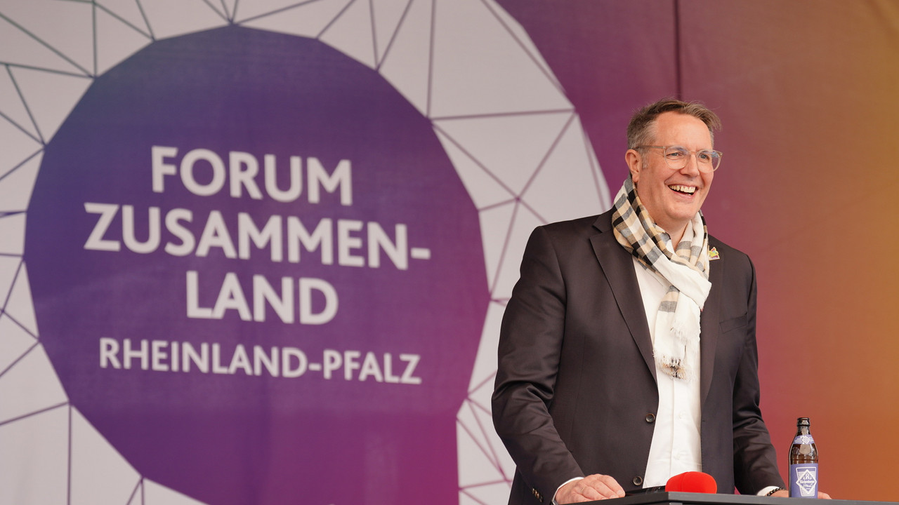Ministerpräsident Alexander Schweitzer beim Jugendtalk auf dem Rheinland-Pfalz-Tag in Neustadt an der Weinstraße