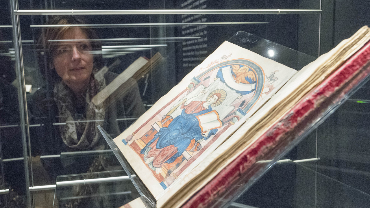 Malu Dreyer besucht das Ada-Evangeliar in der Schatzkammer der Stadtbibliothek Trier. 