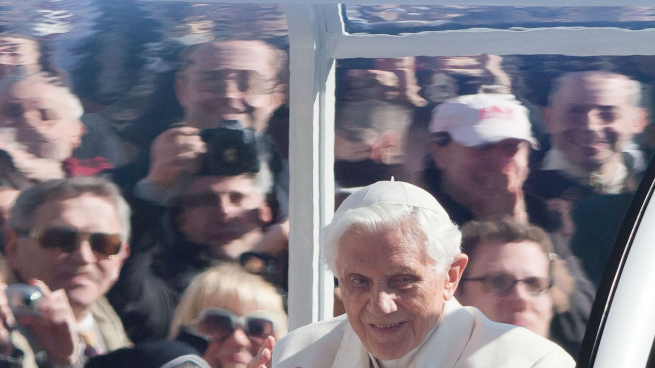 Papst Benedikt XVI. bei seiner letzten Generalaudienz am 27. Februar 2013 auf dem Petersplatz; Bild: dpa