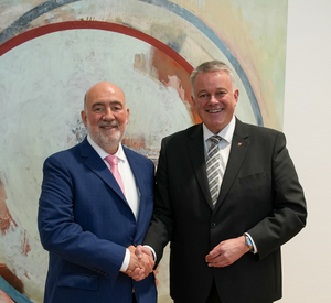 Ministerpräsident Gordon Schnieder und der Botschafter des Staates Israel, Ron Prosor.