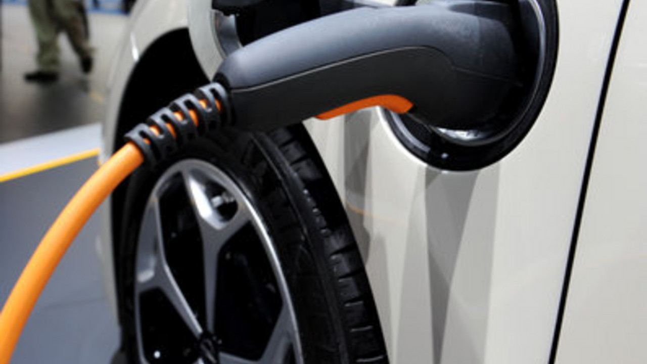 Elektrofahrzeug mit Ladekabel; Bild: dpa